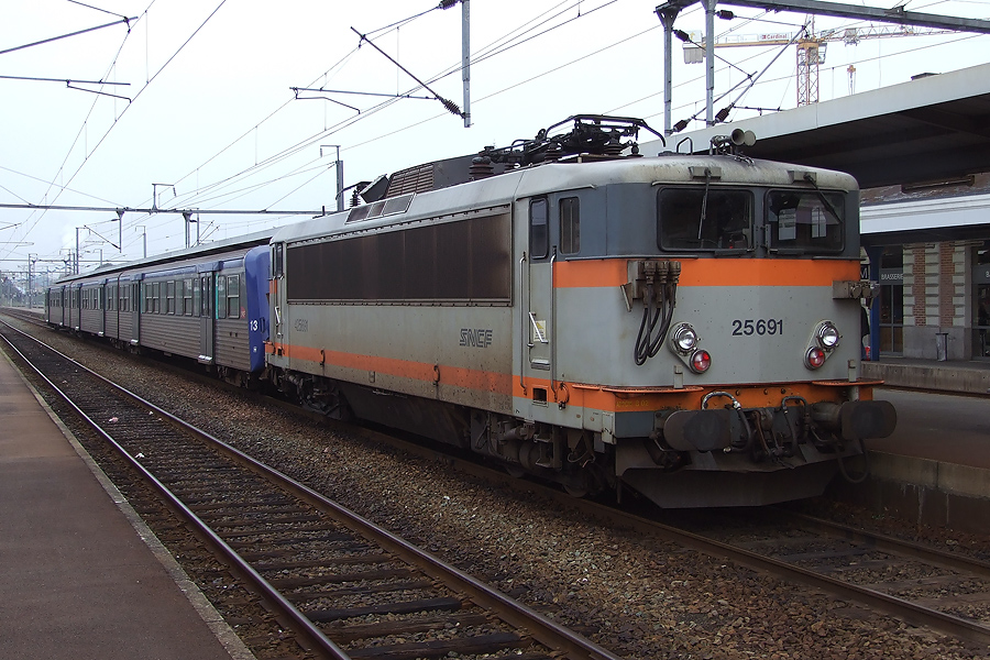 A Redon, la BB 25691 + RRR 13 se repose après un TER Rennes - Redon, le 02.05.2008.jpg